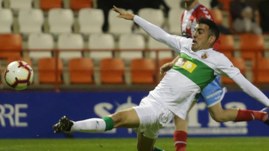 Carlos Castro intenta llegar a un balón durante el partido frente al Lugo