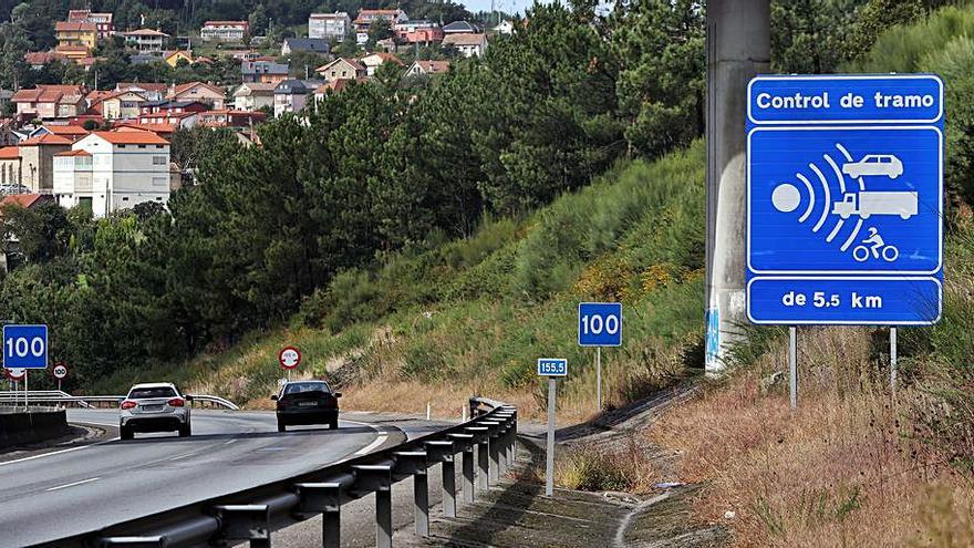 Cartel que informa del radar de tramo en la AP-9.  | // MARTA G. BREA