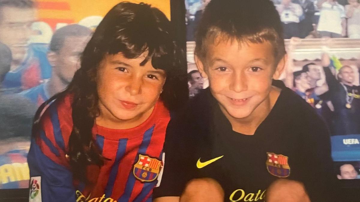 Marc Casadó, junto a su hermana