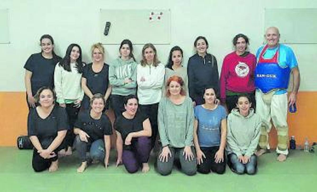 Una quinzena de dones participen en el Curs de Defensa Femenina impulsat per Esport7 | ESPORT7