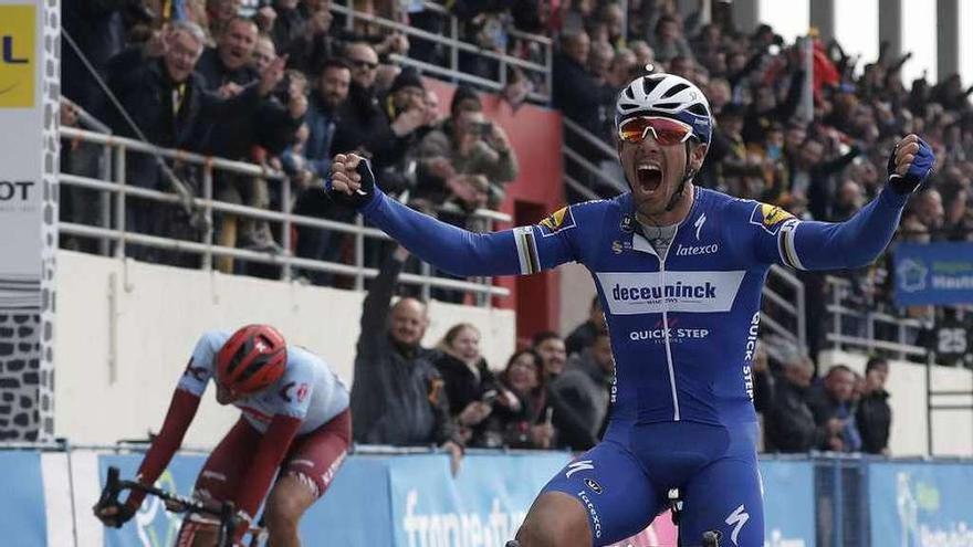 Gilbert explota de alegría en el velódromo de Roubaix. // Efe