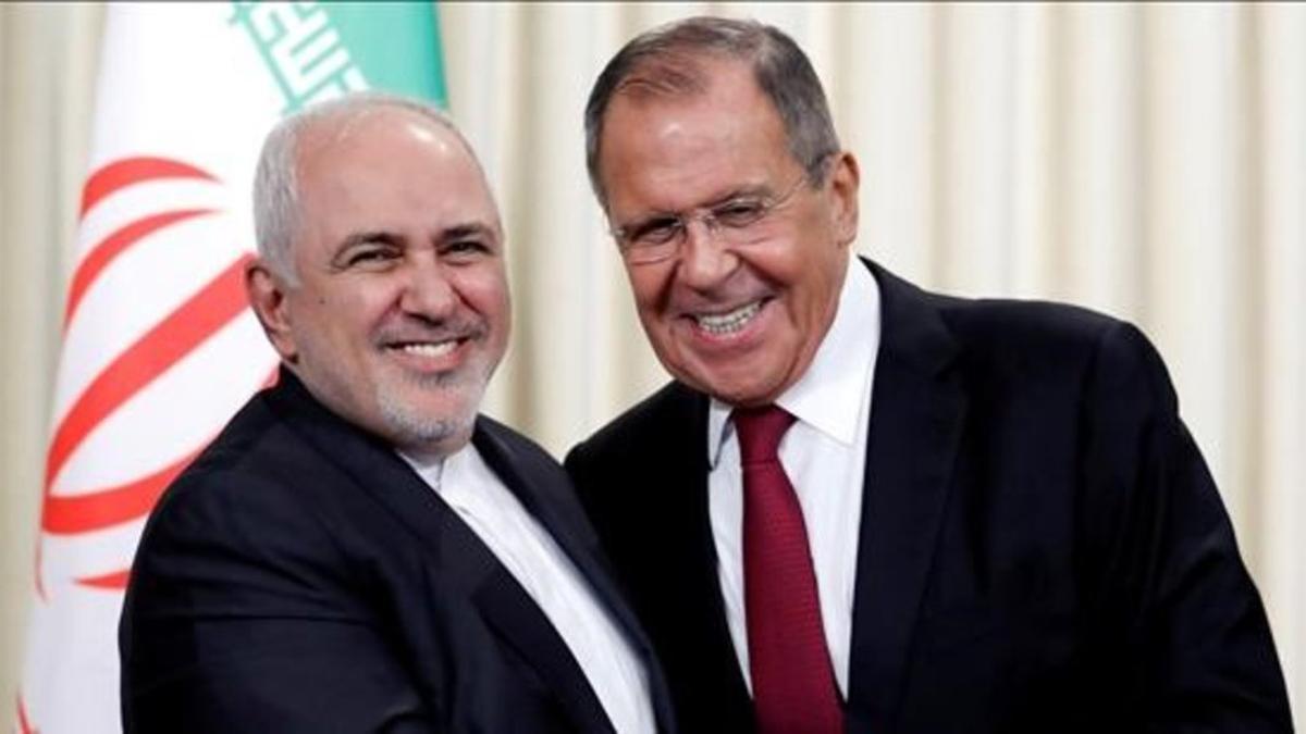 Lavrov estrecha la mano de su homólogo iraní, Zarif, tras la rueda de prensa conjunta en Moscú.