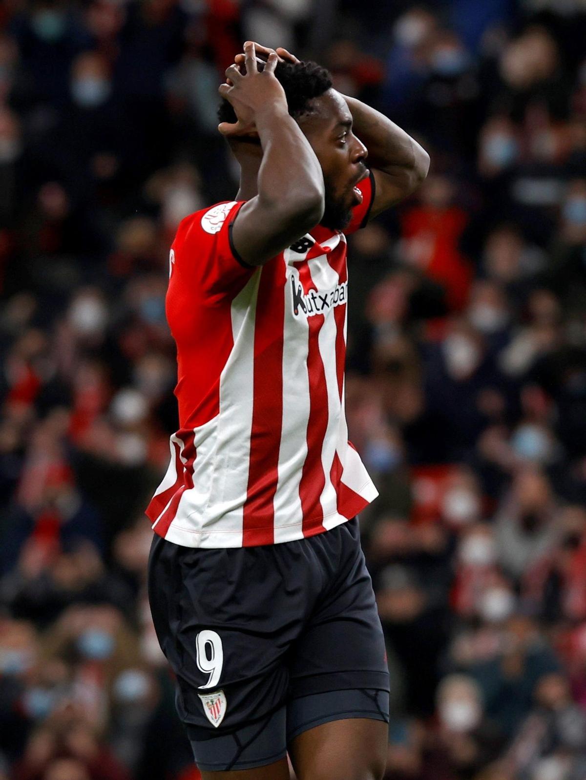 BILBAO, 20/01/2022.- El delantero del Athletic Club, Iñaki Williams, se lamenta de una ocasión fallada durante el encuentro correspondiente a los octavos de final de la Copa del Rey que disputan hoy jueves frente al FC Barcelona en el estadio de San Mamés, en Bilbao. EFE / Miguel Toña.