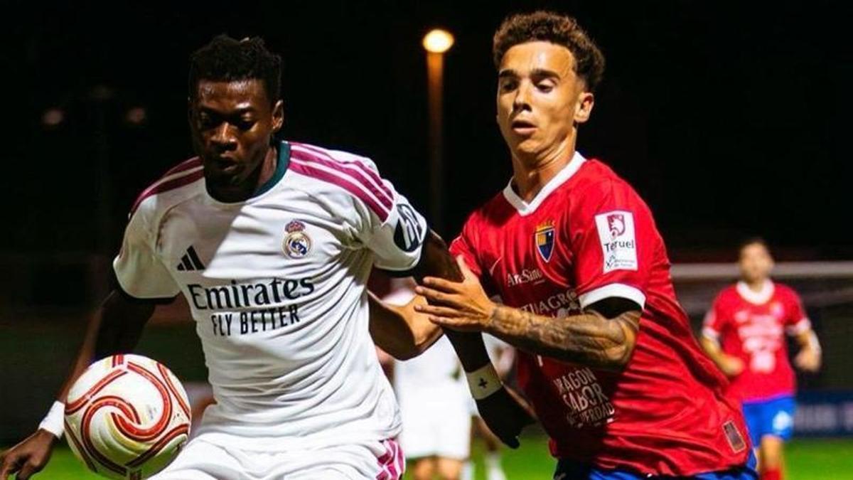 Disputa por un balón durante el duelo en Pinilla entre el Teruel y el filial madridista.