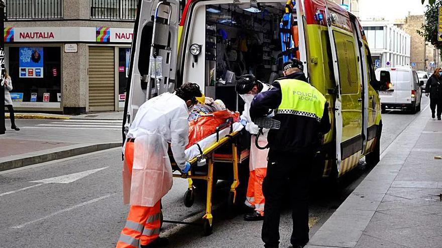 Traslado ayer de una herida en una ambulancia en Elche. | MATÍAS SEGARRA