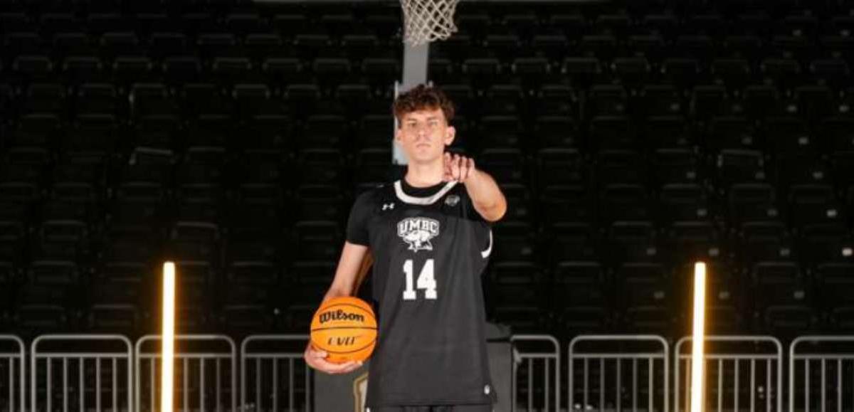 José Roberto Tanchyn, con la camiseta de UMBC.