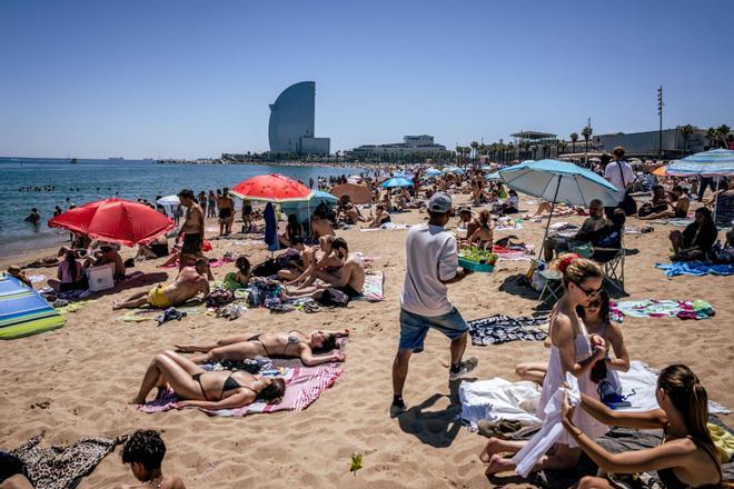Las playas de Barcelona se llenan con el buen tiempo: "Damos por inaugurada la temporada de verano