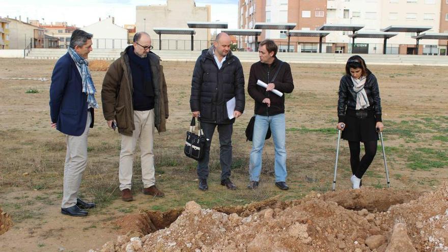 Parte del equipo de gobierno de la Pobla de Vallbona en la Ciudad Deportiva.