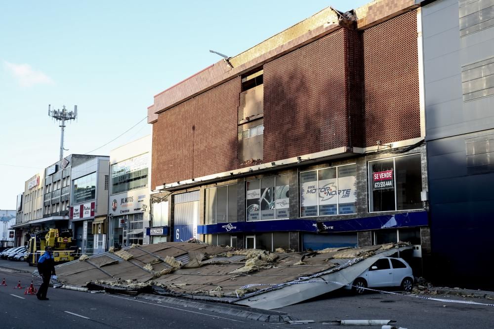 El viento derriba la cubierta de una nave en Avilés que aplasta media docena de coches