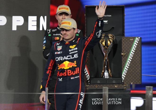 ABU DHABI (United Arab Emirates), 07/12/2025.- First placed Red Bull Racing driver Max Verstappen of Netherlands poses on the podium after the Formula One Abu Dhabi Grand Prix at the Yas Marina Circuit racetrack in Abu Dhabi, United Arab Emirates, 07 December 2025. (Fórmula Uno, Países Bajos; Holanda, Emiratos Árabes Unidos) EFE/EPA/ALI HAIDER