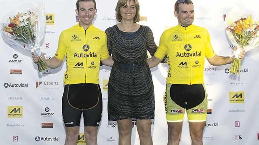 Sebastià Vila y Jaume Mas junto a Margalida Portells, directora insular d´Esports, en el podio.