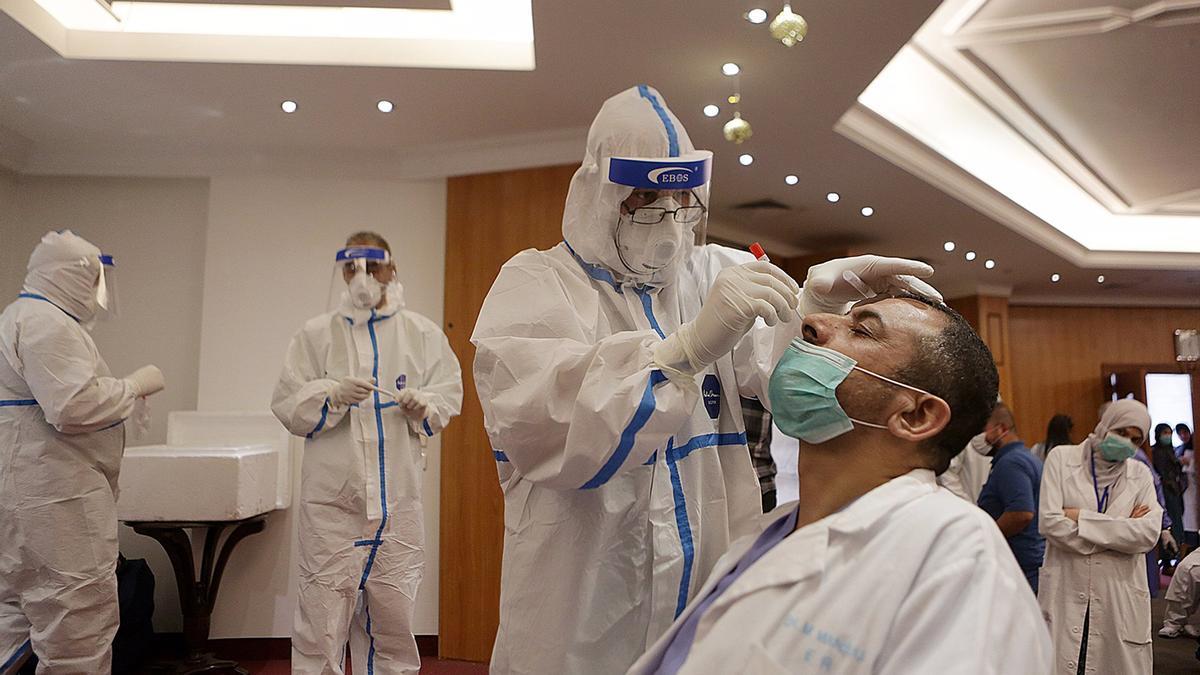 Un trabajador sanitario realiza una prueba de coronavirus en Líbano.