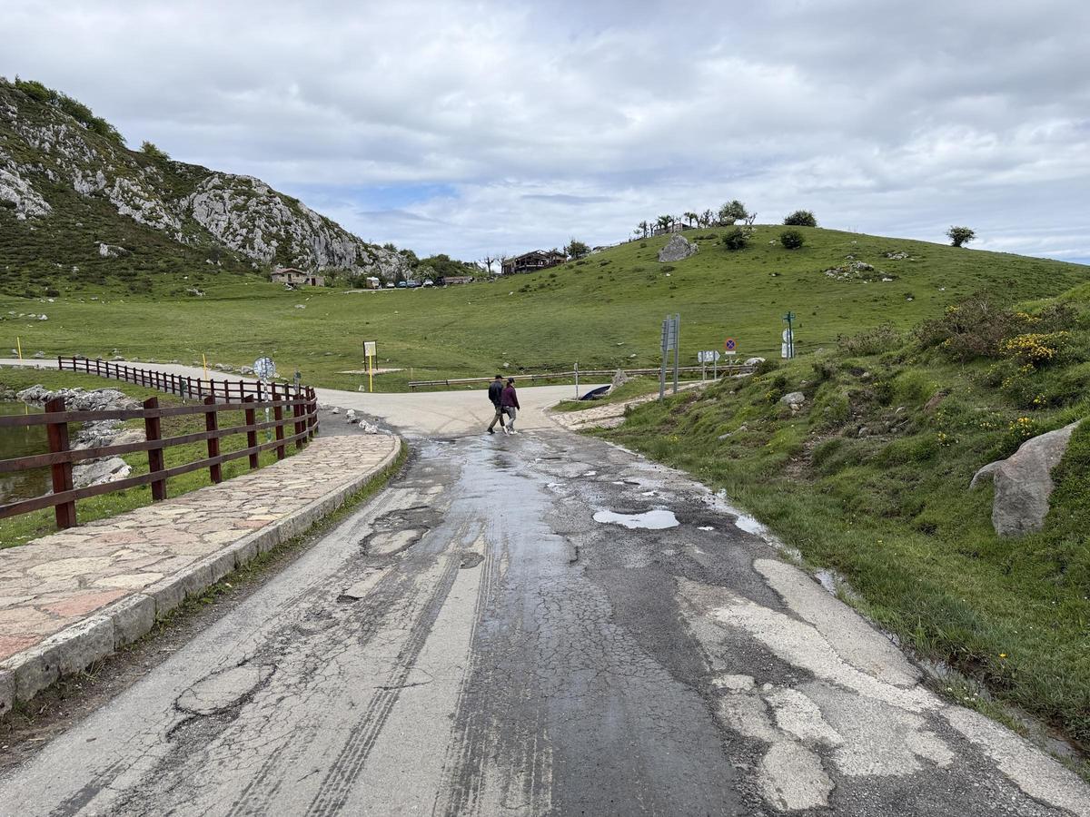 El inicio del acceso desde Enol a La Tiese, en estado deplorable.