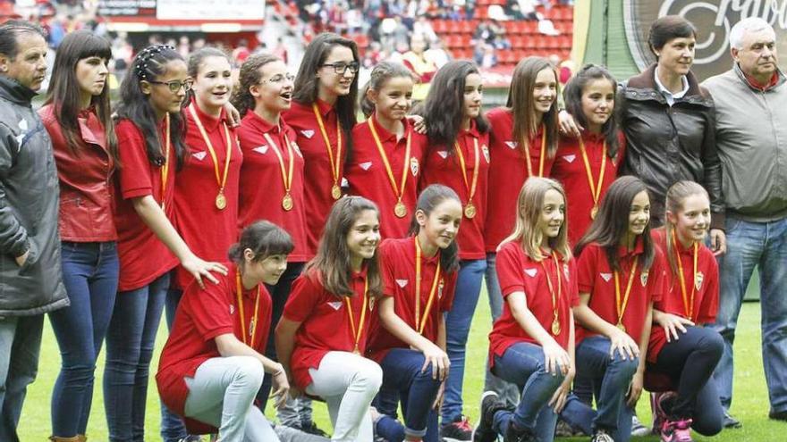 La selección femenina de fútbol 8 celebra en El Molinón su título nacional