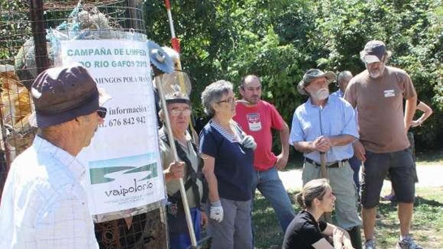 Voluntarios de Vaipolorío, con objetos recogidos.  // Santos Álvarez