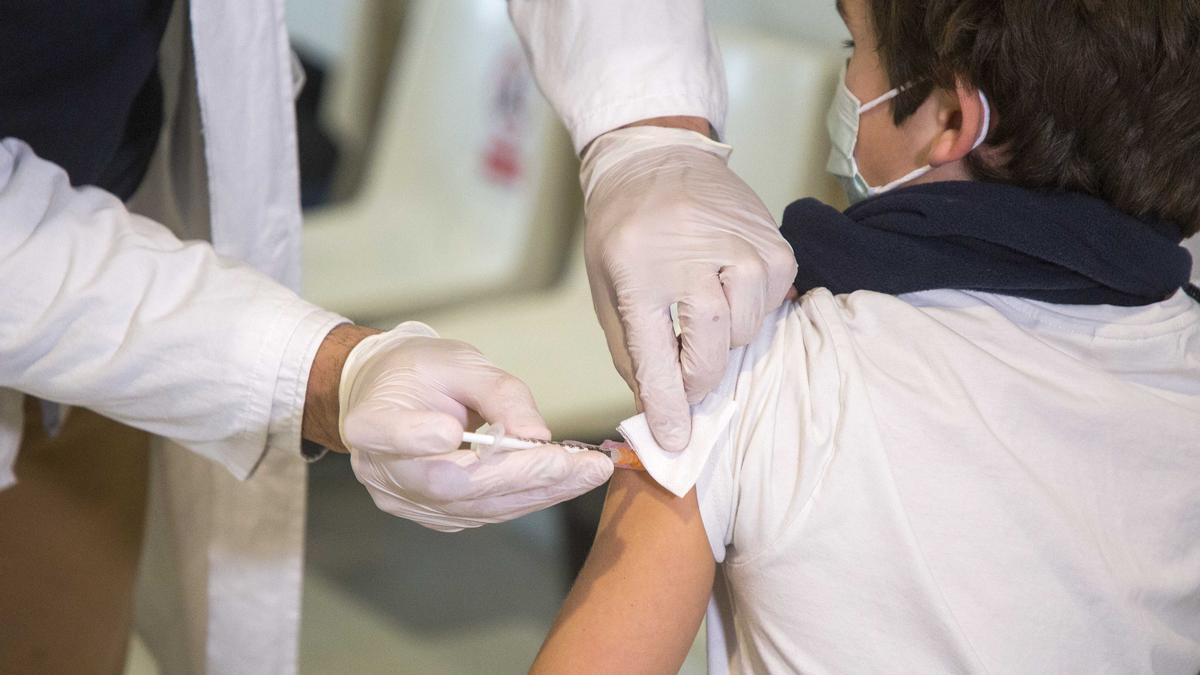 Niños y niñas se vacunan en el centro de salud Seminario (Zaragoza)