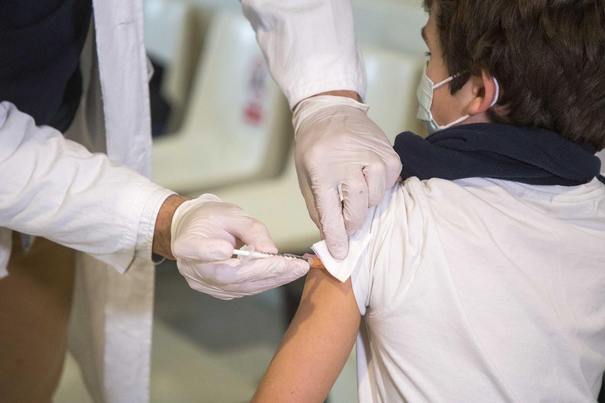 Niños y niñas se vacunan en el centro de salud Seminario (Zaragoza)