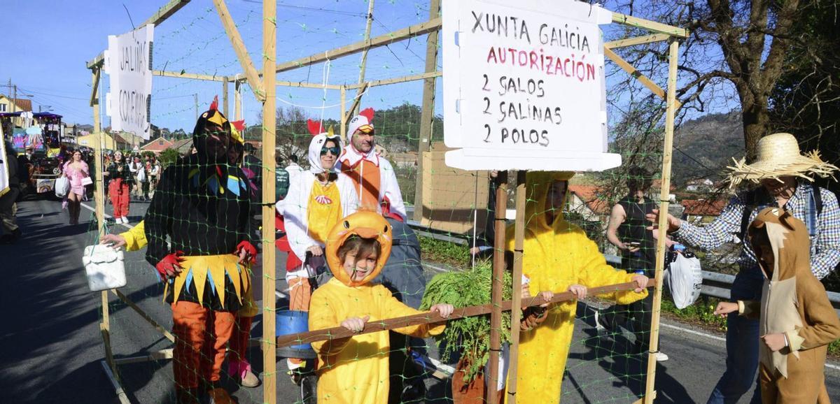 Un gallinero «con autorización» recorriendo la carretera general. | GONZALO NÚÑEZ