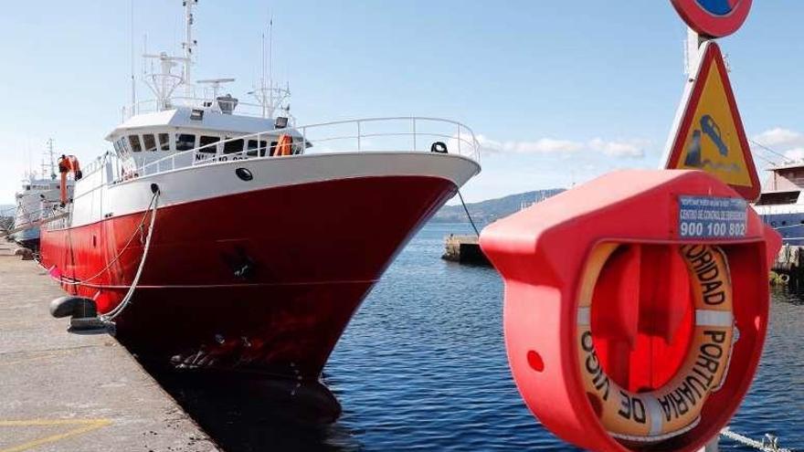 El &quot;Mar Coral&quot;, amarrado ayer en el muelle de Vigo. // José Lores