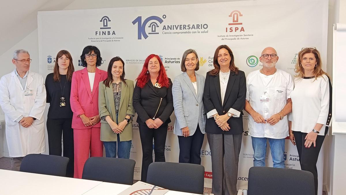 De izquierda a derecha, José Ignacio Rodríguez García, coordinador de Innovación y Simulación del ISPA; Olaya Espina Díaz, responsable de Proyectos de ISPA-FINBA; Rebeca Alonso Arias, subdirectora científica del ISPA; Virginia Zapico Suárez, responsable Económica de ISPA-FINBA; Celia Gómez, directora de la FINBA; Silvia Meije, directora de Acceso al Mercado y Relaciones Institucionales de la compañía Novo Nordisk; Ana María Montero Carré, gerente regional de acceso al mercado de la compañía Novonordisk; Miguel Javier Rodríguez Gómez, gerente del área sanitaria II Centro-Suroccidente; y Charo Gutiérrez Arenas, responsable de Ensayos Clínicos de la FINBA.