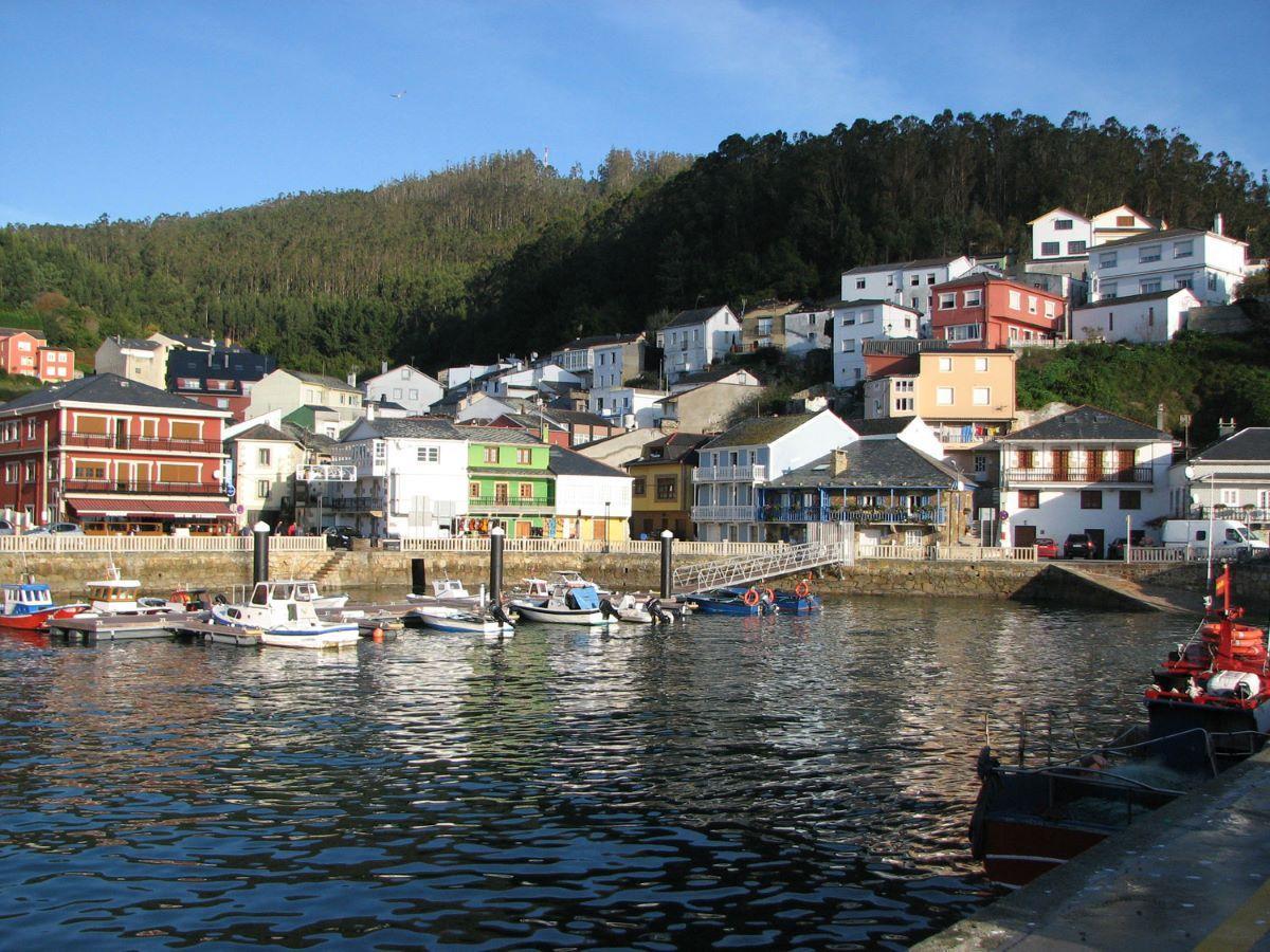 Esta pequeña localidad conserva la esencia de los típicos pueblos marineros de Galicia.