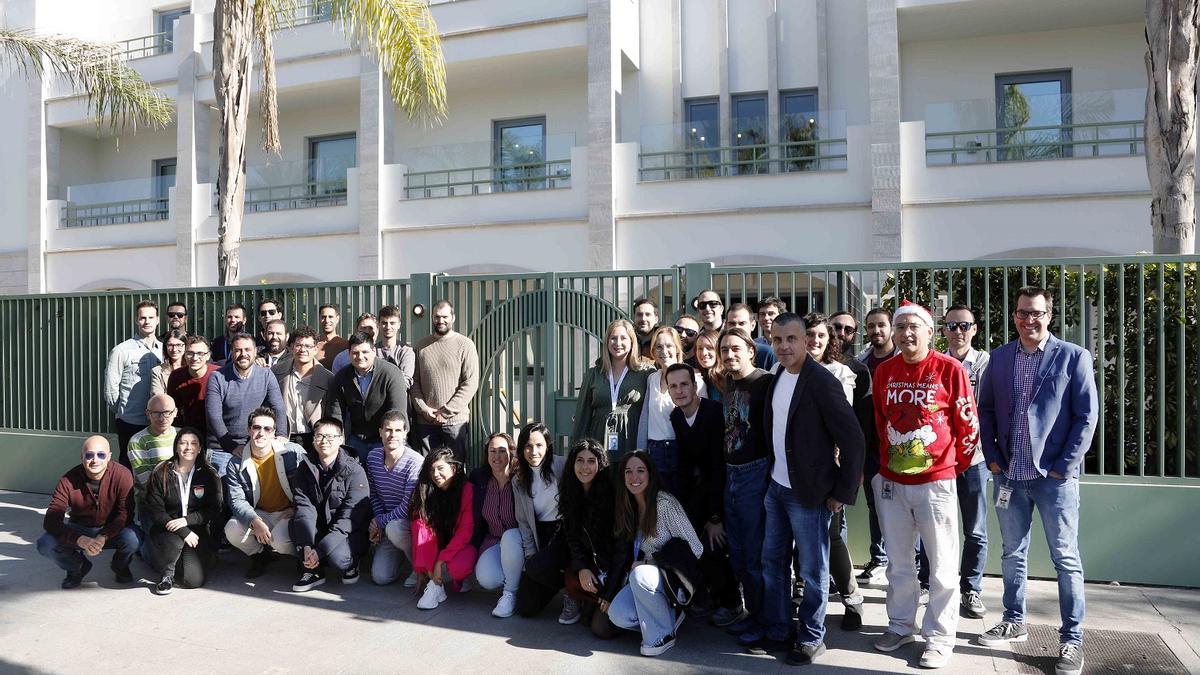 El equipo de Google en Málaga, delante del Centro de Ciberseguridad, situado en el paseo de la Farola.