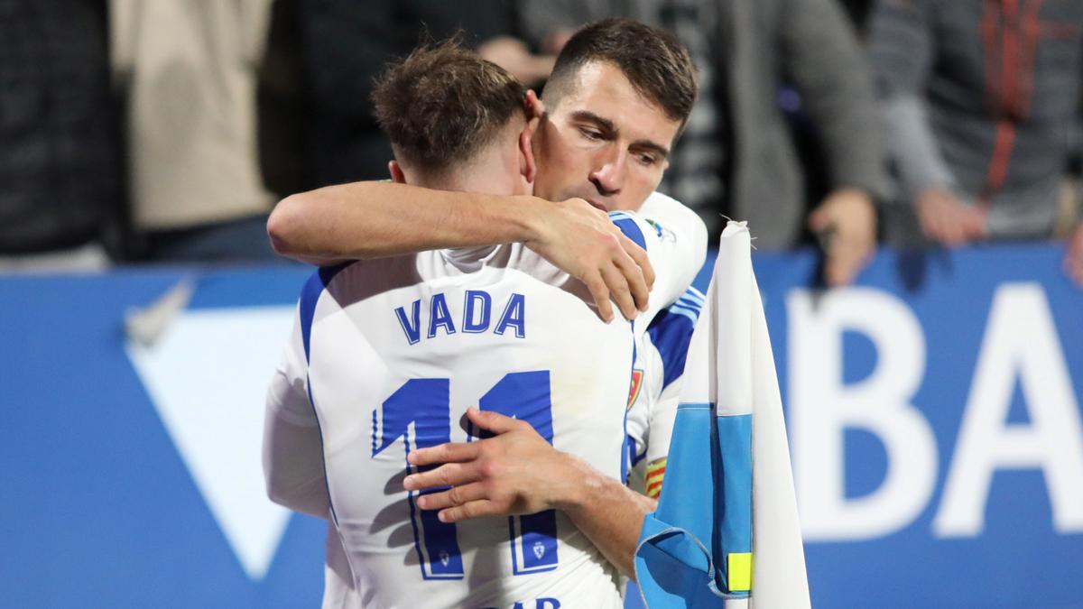Alberto Zapater se abraza con Vada tras el 3-0 del Real Zaragoza al Huesca.