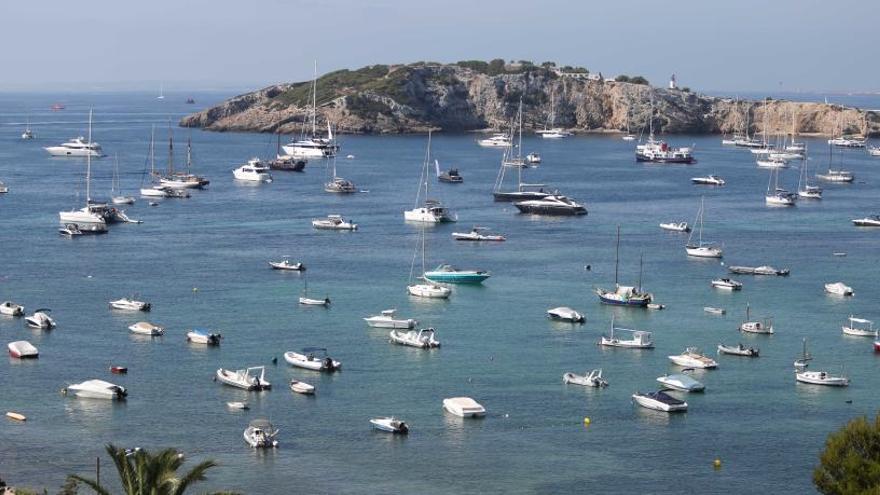 Embarcaciones fondeadas en la bahía de Talamanca.