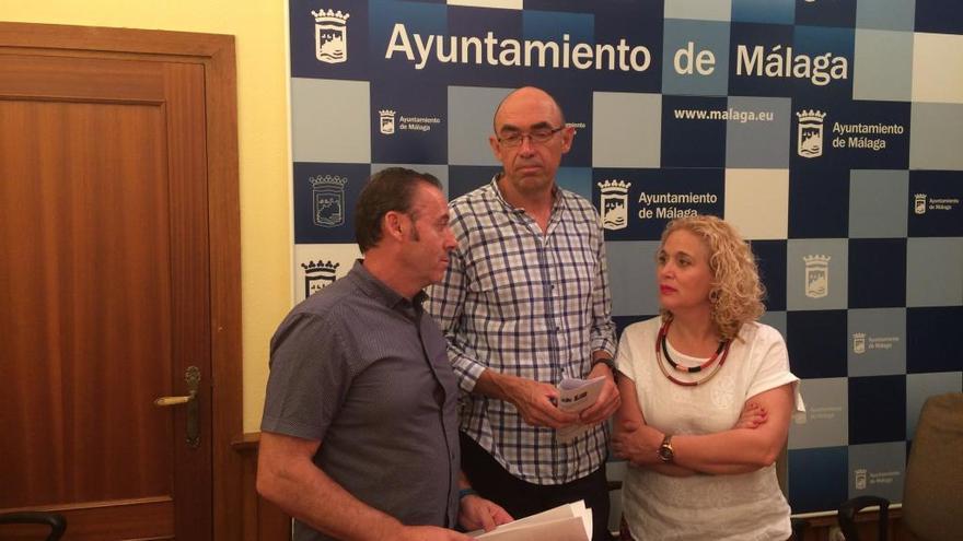 El presidente de la asociación AMAT, Miguel Martín, y los concejales de IU-Málaga para la Gente Remedios Ramos y Eduardo Zorilla.