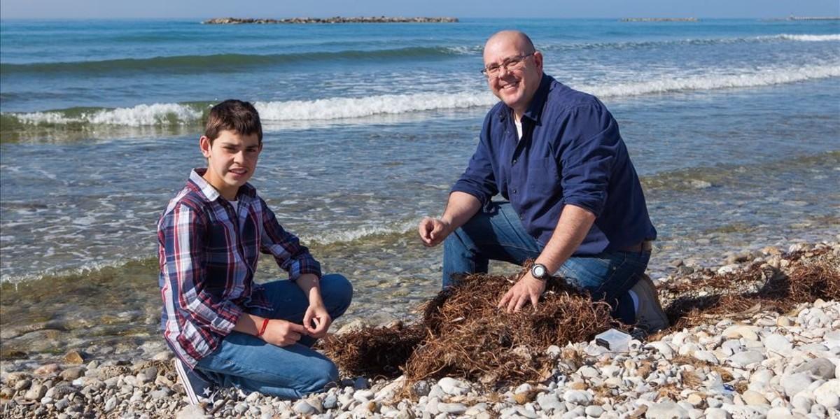 esala38041941 gente corriente  pablo ruiz y su hijo sergio son observadore170414180928