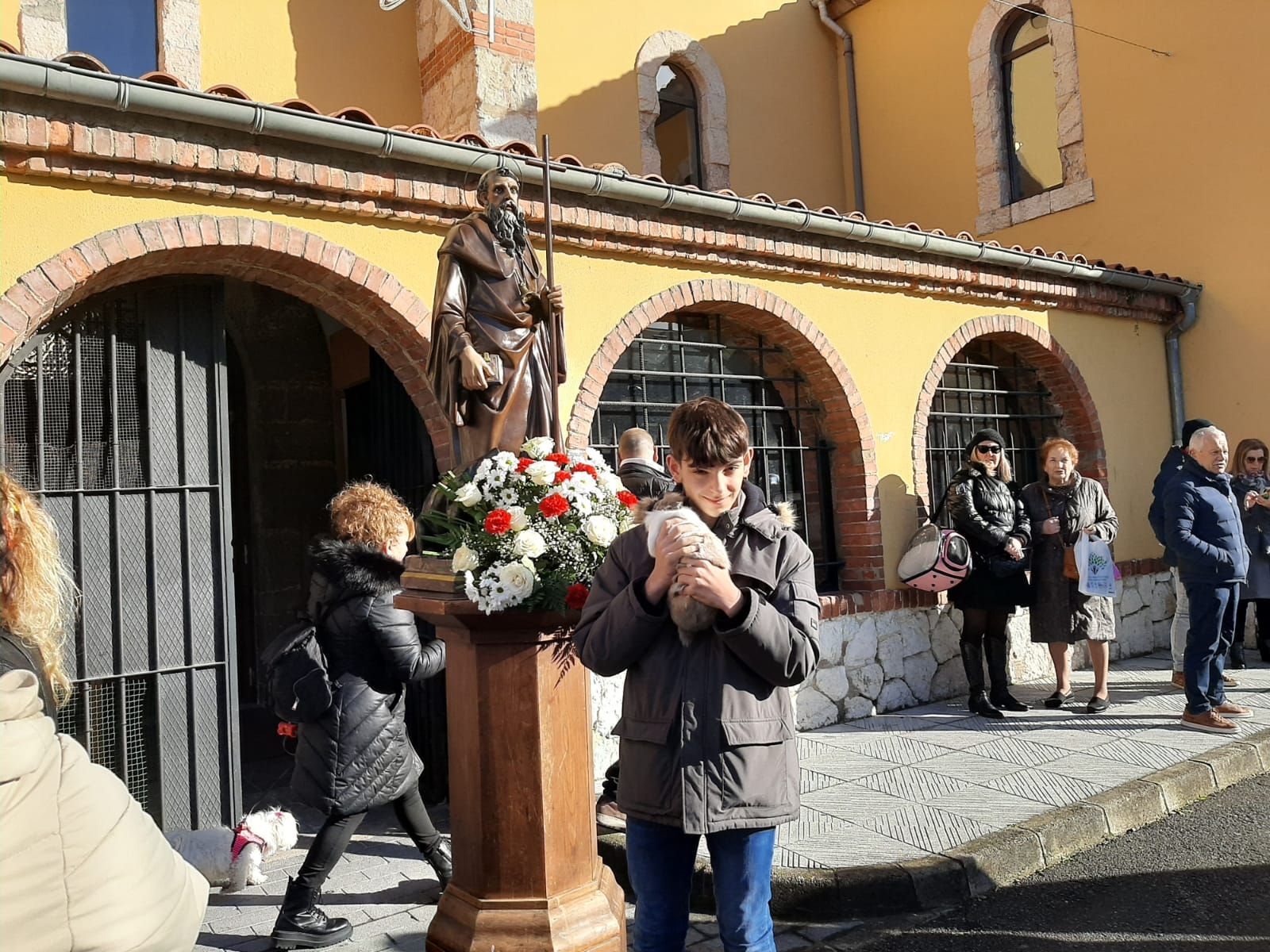 San Antón, hasta la bandera en Lugones: decenas de vecinos llevan a bendecir a sus mascotas