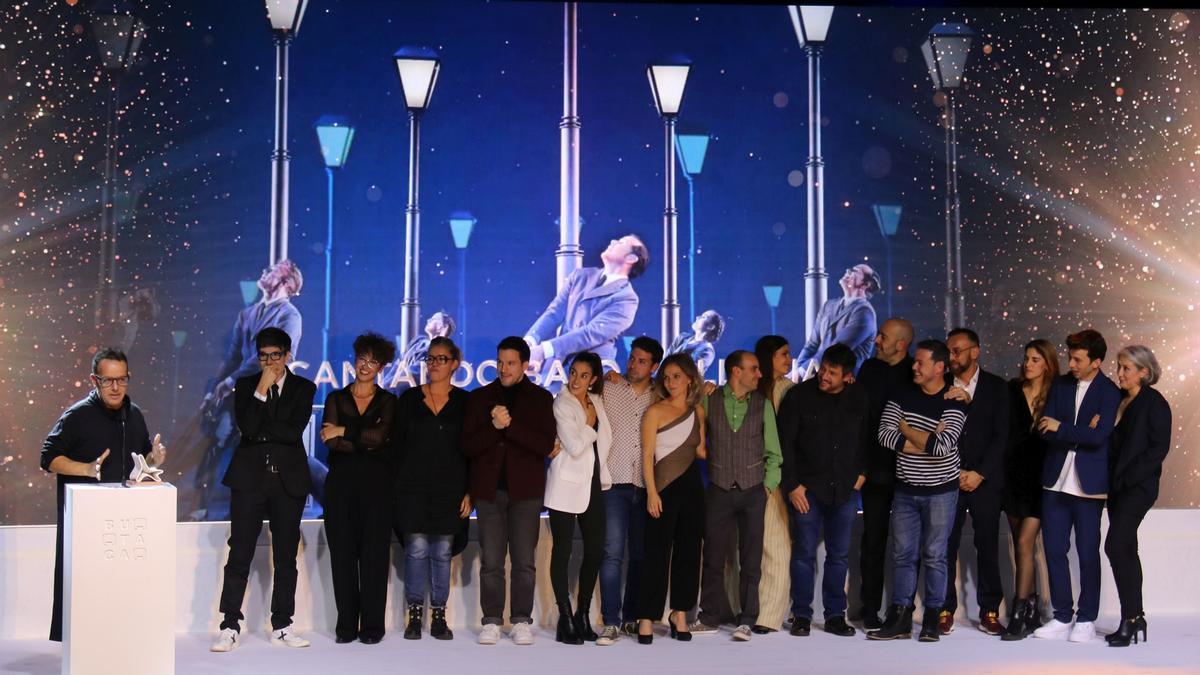 L'equip de 'Cantando bajo la lluvia', amb Àngel Llàcer, a l'escenari dels Premis Butaca