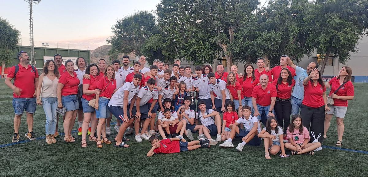 La "familia" cadete de la UE Tavernes de la Valldigna en el torneo
