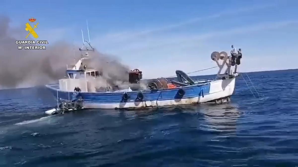Vídeo: Incendio de barco de pesca en Orpesa