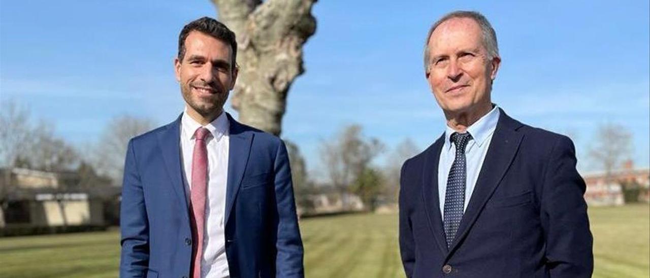 Germà Rigau, a la izquierda, y Antonio M. González, ayer, en el Colegio Meres.