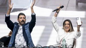 El DJ y locutor de radio, Tony Aguilar, y la influencer Marta Díaz durante un concierto por el Día de la Hispanidad, en la Puerta de Alcalá, a 6 de octubre de 2024, en Madrid (España).