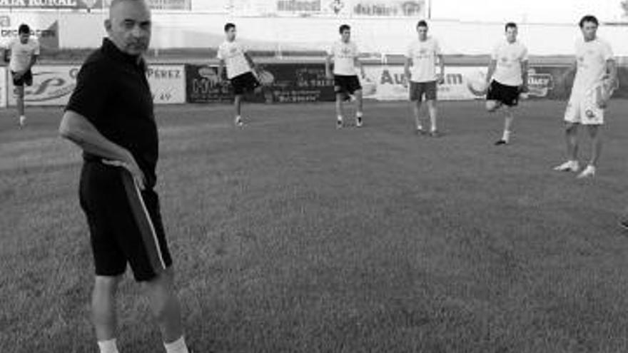 Santi Nieto conduce el balón durante un ejercicio de su equipo.