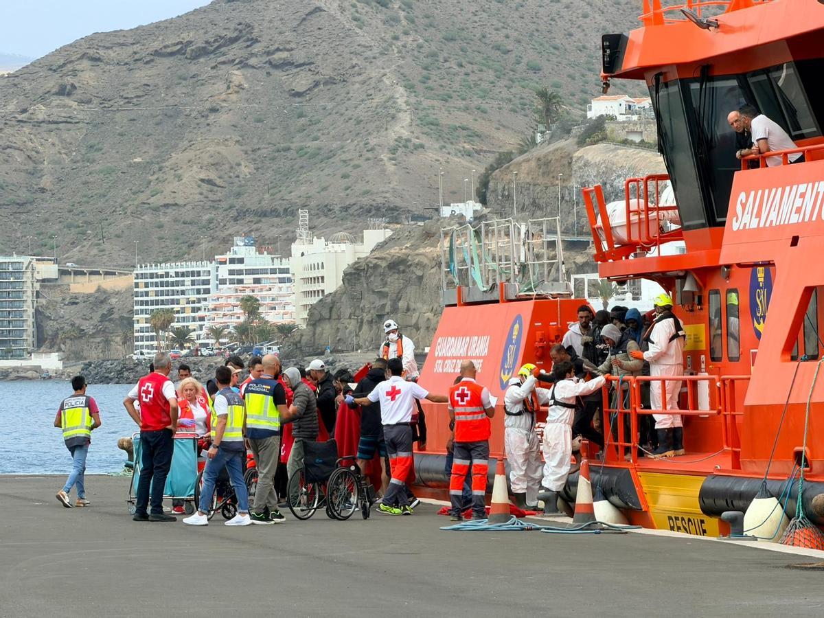 Llegada de una patera con 47 personas al muelle de Arguineguín