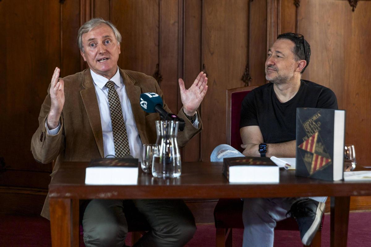 El cronista de Palma y el editor Vicente García, en la presentación para la prensa.