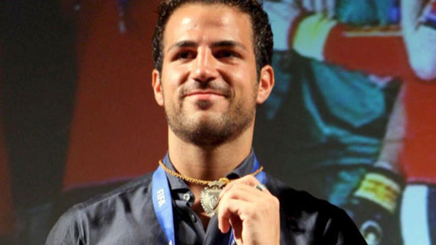 Cesc F bregas con la medalla conquistada con la selección española en el Mundial de Sudáfrica 2010