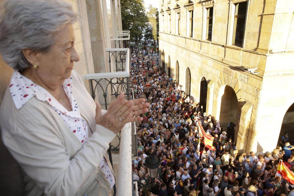 En imágenes: así fue la masiva manifestación en Gijón de apoyo a Ceuta en la plaza Mayor