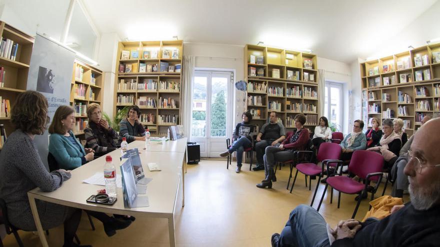 La biblioteca de la Jonquera va acollir, divendres passat, la primera conversa del cicle