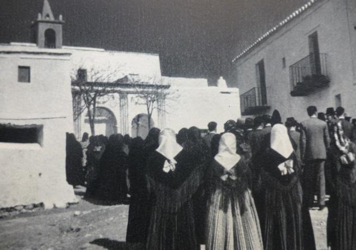 Gent anant a una processó a l’esglèsia de Sant Miguel als anys 40