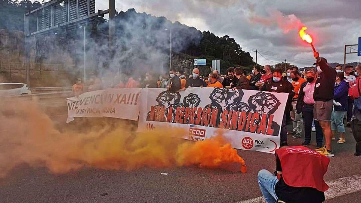 Imagen de la protesta protagonizada ayer por los trabajadores de Alu Ibérica.