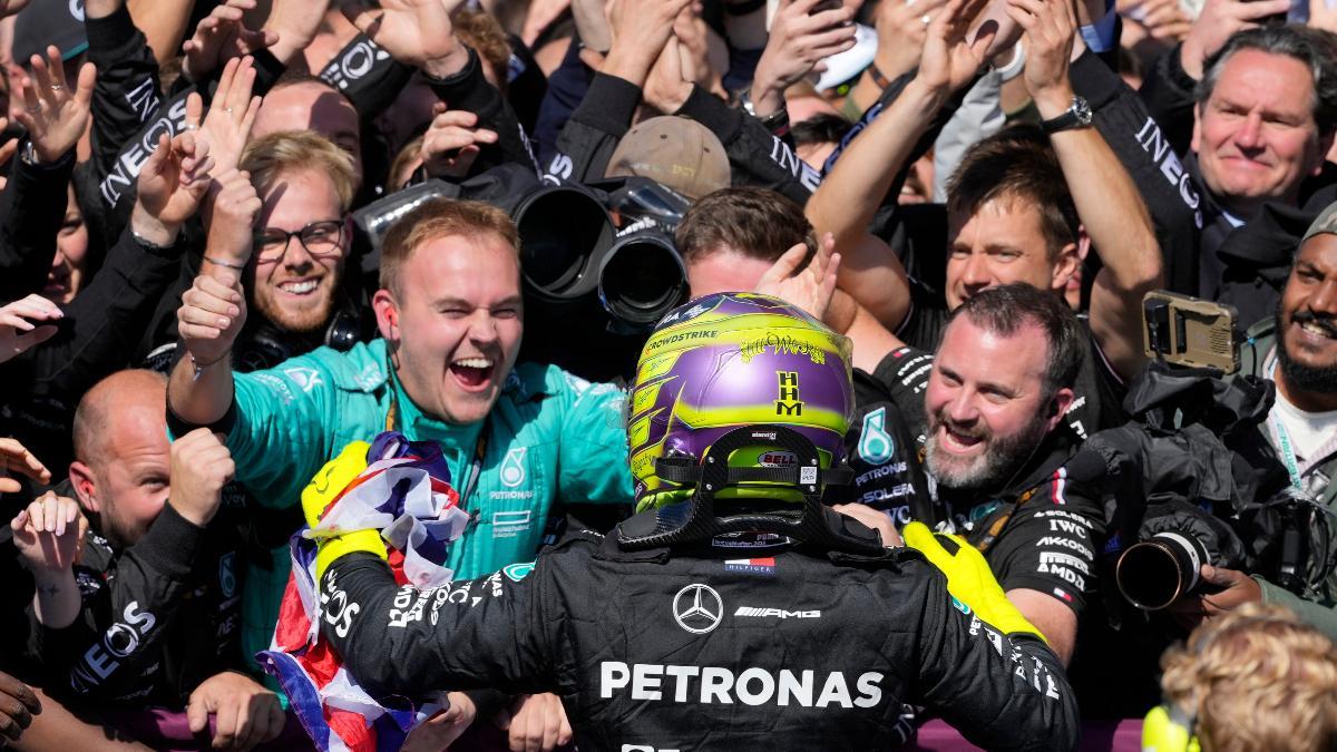 Lewis Hamilton, emocionado, ha compartido su éxito con su equipo