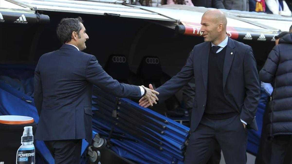 Zinedine Zidane saluda a Ernesto Valverde antes del último Real Madrid-Barça