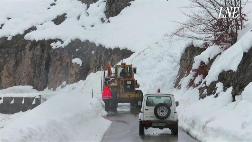 Los aludes cortan la carretera de Sotres