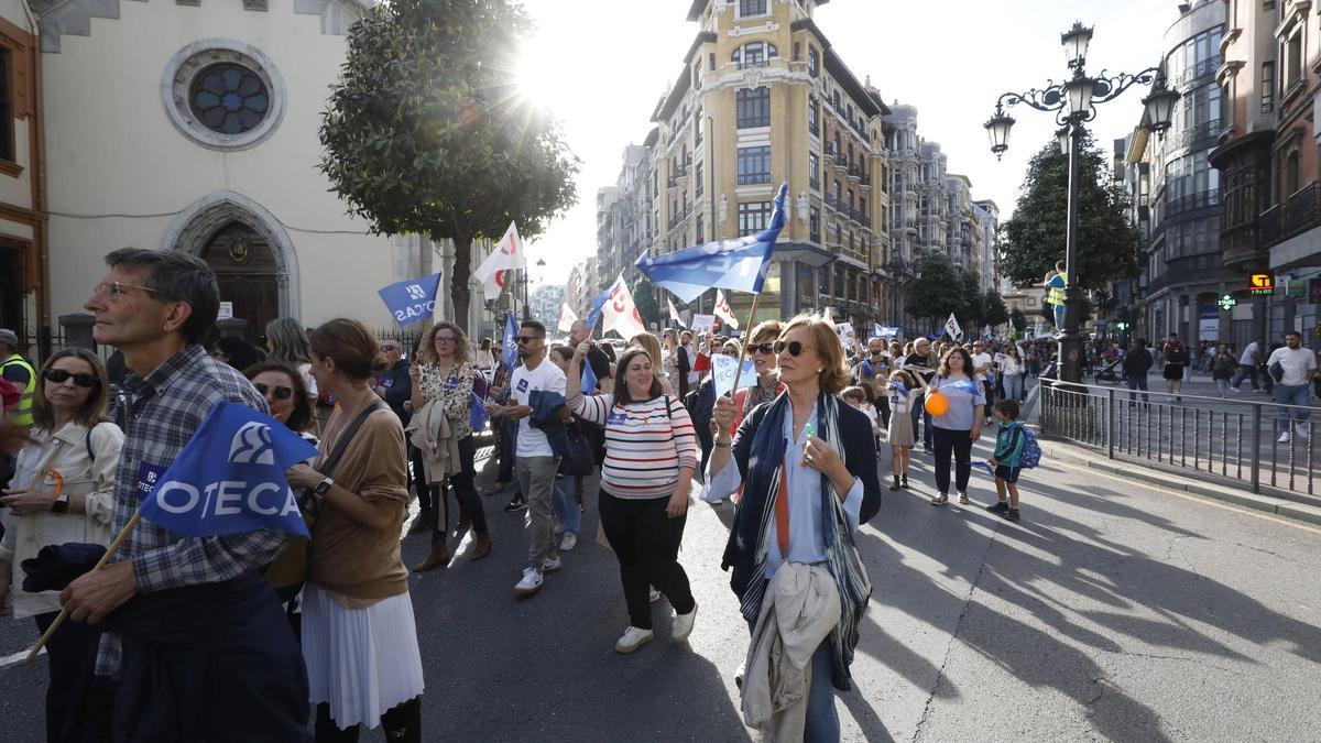 Profesores de la concertada salen a la calle en Oviedo para exigir la equiparación salarial