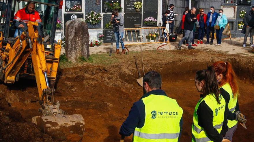Excavación de la parte del cementerio de Rubiáns en la que se cree que está la fosa común. | // IÑAKI ABELLA
