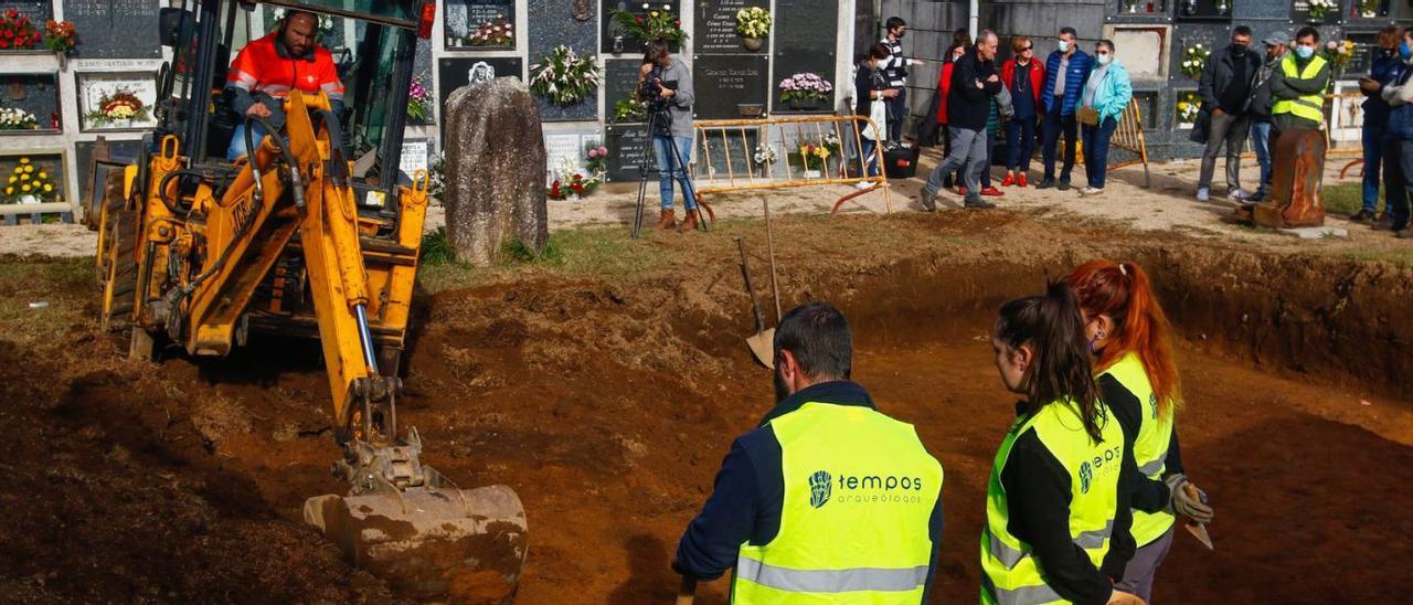 Excavación de la parte del cementerio de Rubiáns en la que se cree que está la fosa común.  | // IÑAKI ABELLA